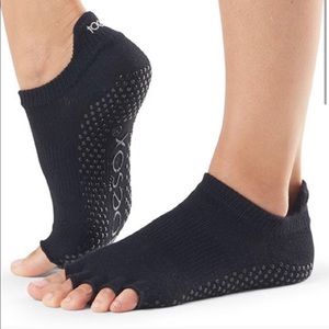 New Toesox in black (one size)